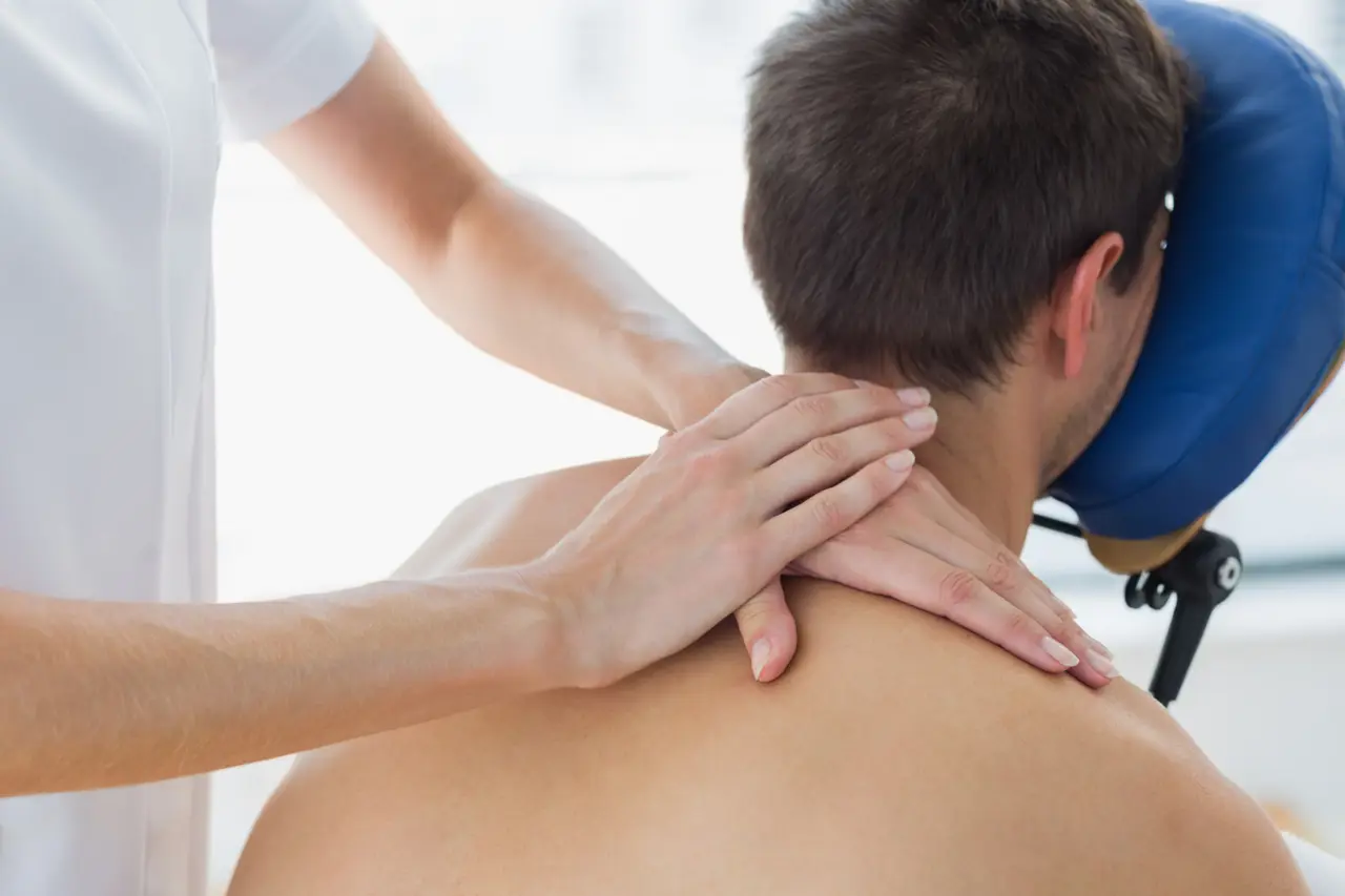 Xoa bóp điều trị đau vai gáy